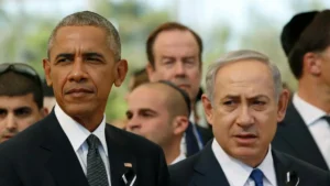 The photo shows former U.S. President Barack Obama and Israeli Prime Minister Benjamin Netanyahu standing together at a formal event.
