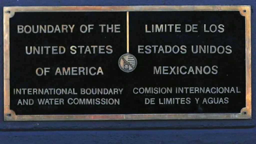 This image shows a bilingual plaque marking the boundary between the United States of America and Mexico, managed by the International Boundary and Water Commission.