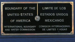 This image shows a bilingual plaque marking the boundary between the United States of America and Mexico, managed by the International Boundary and Water Commission.